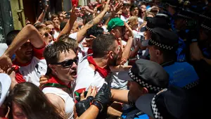 Los socios de Chivite se niegan a condenar la violencia en San Fermín: Podemos, IE y Geroa avalan la coacción a concejales