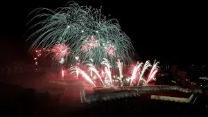 Los fuegos vencieron a las lluvias: la tormenta no impide que la Ciudadela se ilumine con el espectáculo pirotécnico