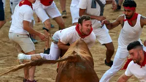 Tensión en las vaquillas: revolcones y caídas de los aficionados en el coso pamplonés después del segundo encierro