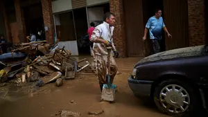 Tafalla aún no se ha recuperado y sigue limpiando sus calles tras las inundaciones de hace una semana