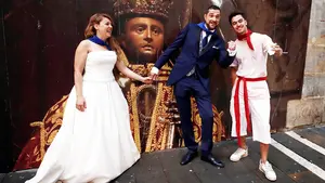 Ainhoa y Alberto, los pamploneses que han sellado su amor en la Estafeta con unas fotos en mitad del encierro