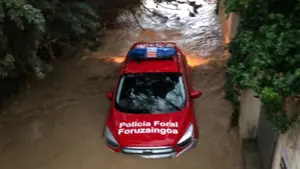 Policías forales acuden a rescatar a tres mujeres en Tafalla y tienen que salir a nado al ser sorprendidos por la riada