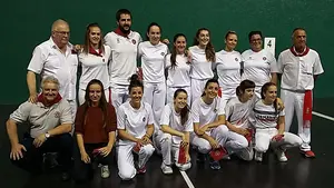 La pelota femenina se hace un hueco en San Fermín con partidos de parejas, paleta goma y cesta punta