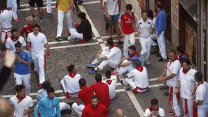 Histórica rebelión en Pamplona: decenas de mozos 'se sientan' para protestar contra un "encierro adulterado"