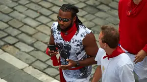 La estrella de la NFL, Josh Norman, en la Plaza del Ayuntamiento momentos antes del quinto encierro de San Fermín