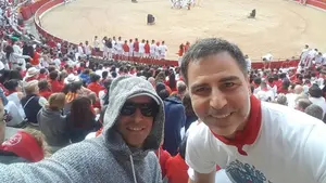 Cayetano Rivera se cuela de incógnito en la plaza de Toros de Pamplona para ver el quinto encierro de las fiestas