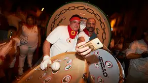 A bombo sin platillo: el Struendo resuena con fuerza por la calles de una Pamplona noctámbula