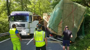 Un camión se sale de la vía en Valcarlos, ocupa con su carga la carretera y obliga a cerrar el paso