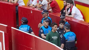 Dos desalojados del callejón por grabarse con el móvil y desobedecer las órdenes policiales