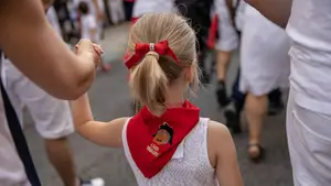 La Policía Nacional reparte pulseras identificativas para los menores en San Fermín