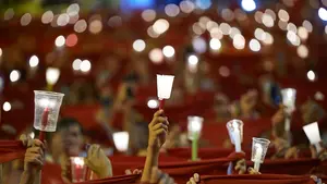 Miles de velas y pañuelos al aire: Pamplona ilumina y tiñe sus calles para decir adiós a San Fermín