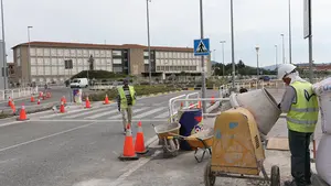 Comienzan los trabajos para elevar los pasos peatonales y ampliar las aceras cerca de los colegios de Pamplona