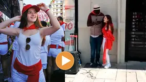 La jotera argentina que embelesó Pamplona con un artista callejero: el vídeo viral en plenos Sanfermines