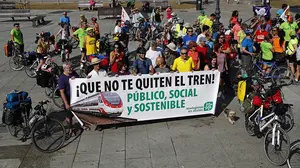 Una marcha ciclista reclama en Pamplona que se amplíe el trazado ferroviario con una segunda vía en Navarra