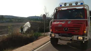 Los bomberos 'salvan' dos casetas de campo cercadas por las llamas en una zona de huertas de Andosilla