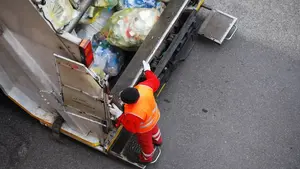 Una mujer de 67 años muere tras ser atropellada por un camión de la basura en plena ciudad