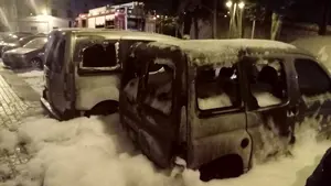 Incendio 'sorprendente' en el centro de Pamplona: tres vehículos arden de madrugada en la calle Labrit