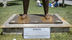 Sustraen la placa del monumento Gogoan en homenaje a los Sanfermines de 1978 en Pamplona
