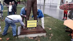 Colocan un tablero provisional en el monumento Gogoan a la espera que de la placa sea repuesta por las instituciones