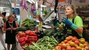 De la cesta al plato, la nueva oferta de un mercado pamplonés para que el cliente se quede a comer