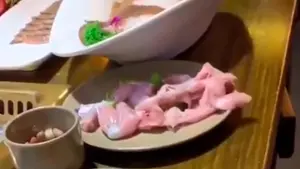 El 'inquietante' vídeo viral del trozo de pollo que salta del plato y comienza a moverse solo