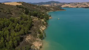 El pantano de Alloz desde el cielo: así refuerza la Policía Foral la seguridad gracias a un dron