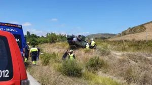 Aparatoso vuelco en la AP-15: tres heridos tras el choque entre dos vehículos y la salida de vía de uno de ellos