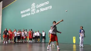 Los jugadores de la selección española de baloncesto se atreven con un partido de pelota en el Navarra Arena