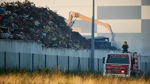 Una persona atendida por la inhalación del humo del incendio de una chatarrería en Salinas de Pamplona