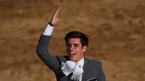Puerta grande para el joven rejoneador navarro Guillermo Hermoso de Mendoza en una tarde gloriosa en Almería