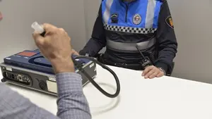 Parado en un cruce pamplonés: pillan a un conductor 'durmiendo la mona' al volante con el motor en marcha