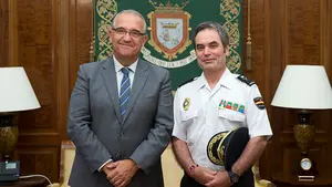 El alcalde de Pamplona Enrique Maya recibe en el Ayuntamiento al nuevo jefe superior de Policía de Navarra