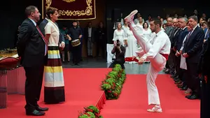 La socialista María Chivite abre su mandato en Navarra a ritmo de aurresku y canciones de Benito Lertxundi