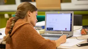 Un sindicato en Navarra recurre la convocatoria de becas porque "benefician a la universidad privada"