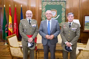 El alcalde de Pamplona, Enrique Maya, recibe al delegado de Defensa y al comandante militar de Navarra