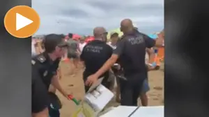 El brutal vídeo en el que apuñalan con un cuchillo a un policía en una operación contra la venta ambulante