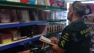 Registran varios bazares en Pamplona, Huarte y Peralta por distribuir ilegalmente material pornográfico