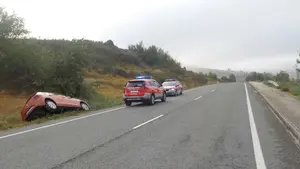 Intenta huir de un control en Olaz para no dar positivo en alcohol y termina volcando sobre una cuneta