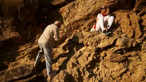 Enriscados, en lo alto de la montaña o en el vallado: así se las ingenian los espectadores para ver el Pilón