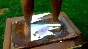 Rota y con excrementos de perro: atacan de nuevo la placa de la escultura 'Gogoan' en Pamplona