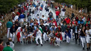 Tafalla se llena de bailes, gritos y música para despedir el último encierro de sus fiestas