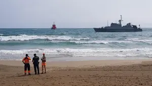 Encalla un buque cazaminas en La Manga durante la recuperación de los restos del avión siniestrado