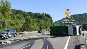 Accidente en la autovía de Navarra: vuelca un camión en Urriza y su conductor resulta herido