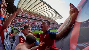 Duelo entre iguales en Pamplona: las imágenes del esfuerzo de Osasuna para salir imbatible ante el Barcelona