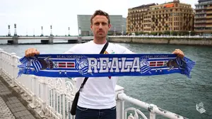El navarro Nacho Monreal ya está en San Sebastián para jugar con la Real Sociedad hasta el año 2021