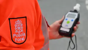 Accidentado, borracho y con el carné suspendido hasta 2021: dos conductores detenidos en Navarra en agosto