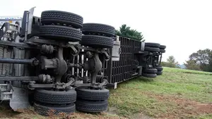 Un novillo deja herido grave a un bombero tras escaparse al accidentar el camión que lo transportaba