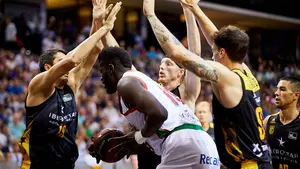 Las espectaculares imágenes del amistoso entre Baskonia y Tenerife en el Navarra Arena