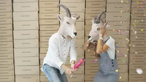 'Malacabra': la innovadora marca de mochilas de dos j&oacute;venes pamploneses que se esconden tras m&aacute;scaras de cabra