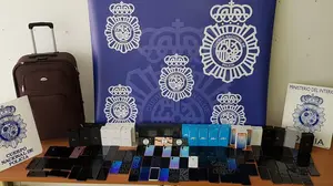 Detenidos 20 aluniceros que desvalijaron 32 tiendas de telefonía, una en Pamplona, y después huían a Rumanía